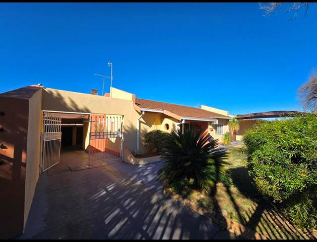 4 BEDROOM HOUSE FOR SALE IN VANDERBIJLPARK CW 2